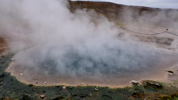 冰岛的自然地热面积 地热冰原间歇泉 蒸汽来自冰原的地热间歇泉 慢动作 — 图库视频影像