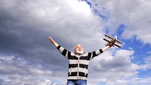 Ευτυχισμένος Γκριζομάλλης Φαντάσου Πετάει Ξύλινο Αεροπλάνο Στον Ουρανό Φανταστική Πτήση — Αρχείο Βίντεο