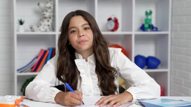 Niño Diligente Que Escribe Escuela Línea Video Lección Celebrar Pluma — Vídeos de Stock