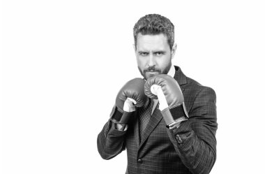 Savaşmaya devam. Patron resmi giyimde boks eldiveni giyer. Dövüş pozisyonunda duruyor. İş rekabeti. Nakavt yarışması. Dövüş sporu. Meydan okumaya hazır ol, boşluğu kopyala.