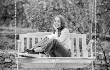 pozitif duygular. Salıncakta gülümseyen çocuk. Çocuk dışarıda sallanıyor. Genç kız oyun alanında eğleniyor. çocukluk mutluluğu. Park yerinde rahatla. yaz etkinliği.