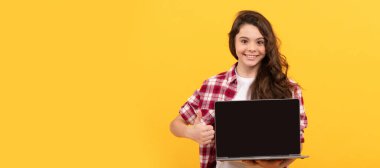 Online eğitim. Okula dönüyorum. Başparmağını kaldır. Webinar PC reklamı. Mutlu çocuk ürünü sunumu. Bilgisayarda okul sunumu. Çocuk video dersine hazır. Kafasında dizüstü bilgisayarı olan genç kız..