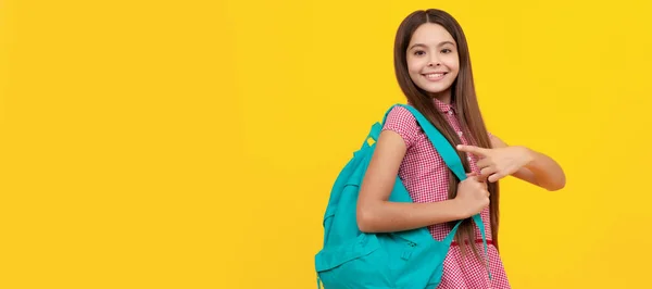 Escola Feliz Adolescente Menina Apontar Dedo Mochila Fundo Amarelo Retrato — Fotografia de Stock