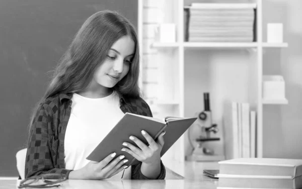 High School Schoolgirl Copybook Concentrated Child Read Notebook Back School — Stock Photo, Image