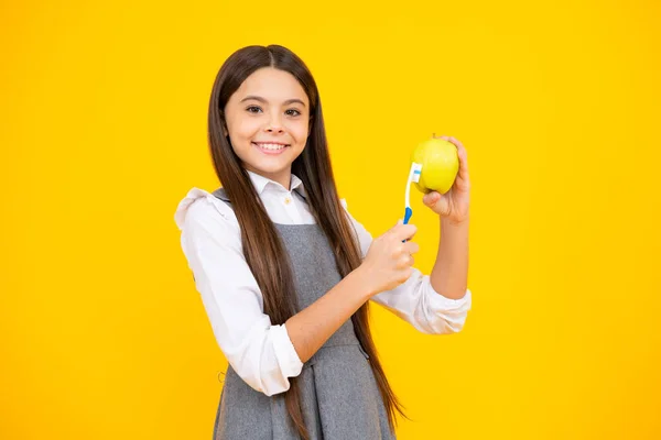 Zabawna Nastolatka Myje Zęby Zdrowa Koncepcja Stomatologiczna Odizolowana Żółtym Tle — Zdjęcie stockowe