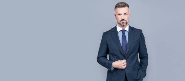 İş adamı kılığındaki karizmatik iş adamı, karizma. İnsan yüzü portresi, kopyalama alanı olan pankart