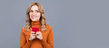 Buradan daha akıllı ol. Güzel kız akıllı telefondan mesaj atıyor. En son akıllı telefonunla internetin tadını çıkar. Kadın portresi, kopyalanmış başlık pankartı