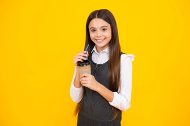 Elinde kahve fincanı tutan genç kız. Kahve molası ve ara. Gençlerin elinde plastik bardaklar, kakao, kahve ya da çay içecekleri var.