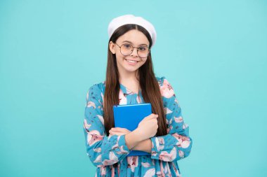 Okula dönelim. Kitabı öğrenmeye hazır ergen bir kız öğrenci. İzole edilmiş mavi stüdyo geçmişi olan liseli kızlar. Mutlu ergen, pozitif ve gülümseyen duygular