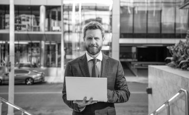 Modern teknoloji. İnternet erişimi. e-postayı kontrol et Serbest çalışan adam blogu çevrimiçi. Gülümseyen iş adamı blog yazmak için dizüstü bilgisayar kullanıyor. Sosyal ağ ve web günlüğü. ticari bilgisayar iletişimi.