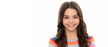 Mutlu bir gülümseme. Gülümseyen çocuk yüzü. Beyaz üzerinde izole edilmiş bir kız portresi. Çocuk yüzü, yatay poster, izole edilmiş genç kız portresi, fotokopi alanı olan pankart