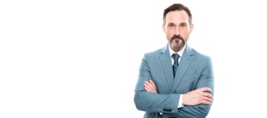 İnsan yüzü portresi, fotokopi alanı olan pankart. Saçları ağarmış özgüvenli patron. kopyalama alanı. Boz işadamı ellerini çapraz yaptı