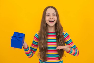 Hediye kutusu olan ergen bir çocuk. Genç kız doğum günü hediyesi veriyor. Hediye, selam ve hediye konsepti