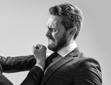 Mücadele devam ediyor. İşadamı yumruğunu savun. Yumruk dövüşü. Fiziksel saldırı. İş yeri saldırganlığı. İş yerinde çelişki.