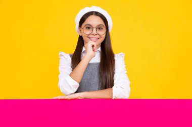 Genç kız bilgilendirme için boş bir yer tutuyor. Reklam ve satış. Piyasalar ve dükkanlar satış konsepti, fotokopi alanı için boş tahta. Mutlu yüz, pozitif ve gülümseyen genç kız duyguları