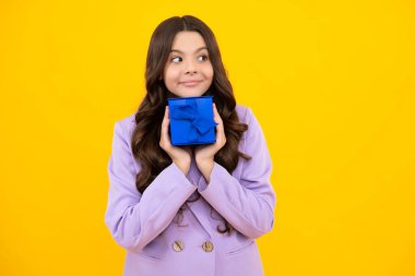 Mutlu ergen, pozitif ve gülümseyen genç kız duyguları. 12-14 yaşlarında bir çocuk. Tecrit edilmiş bir geçmişi var. Doğum günü, tatil konsepti. Gençler hediye kutusunu tutun