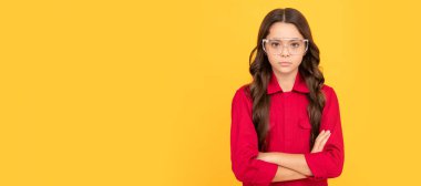 Profesyonel görünüm. Genç kız ders çalışacak. Görüş kontrolü. Koruyucu gözlüklü genç kız. Koruyucu gözlüklü, yatay poster tasarımlı bir çocuk geliştirici. Başlık, kopyalama alanı