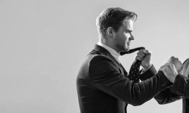 Kavgaya karıştım. Kravatla çekilen bir iş adamı dövüşü. Meslektaşımla profesyonel avukat kavgası. Fiziksel kavga ve çelişki. Yumruk dövüşü, kopyalama alanı.