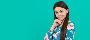 Mavi arka plandaki kız çocuğunun güzel görünüşü, güzel. Çocuk yüzü, yatay poster, izole edilmiş genç kız portresi, fotokopi alanı olan pankart