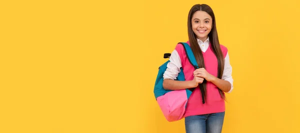 9月1日 子供の頃の幸せ 学校に戻って 学校のバッグを持った陽気な子供 女子大生の旗 女子高生の肖像画とともにコピースペース — ストック写真