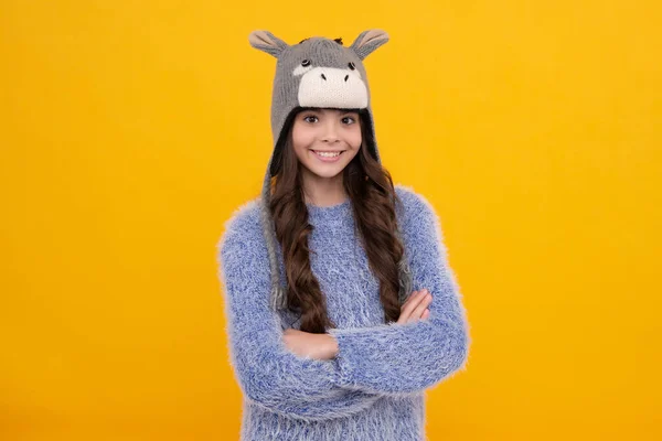 모자를 스웨터를 아름다운 배경을 아이입니다 소녀들의 긍정적 미소짓는 — 스톡 사진