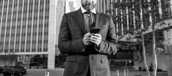 アジャイルビジネスブログ 現代の通信技術です 男ブロガーはスマートフォンを使う プロのCeoがオンラインで働いてる テキストを入力します Smsとインスタントメッセージです 切り取られたビジネスマンのチャットオンライン — ストック写真