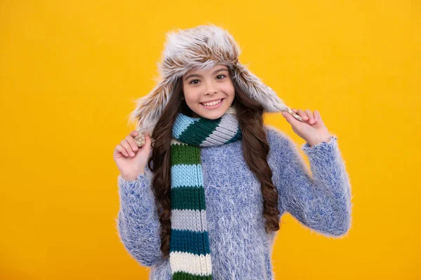 Iskolás Lány Téli Ruhában Meleg Kalapban Téli Vakáció Gyerekdivat Modell — Stock Fotó
