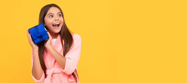 甘い夢だ 快適なパジャマや家庭用バスローブ 10代の女の子は驚いてる ギフト付きの子供の女の子 水平方向のポスター コピースペース付きバナーヘッダー — ストック写真