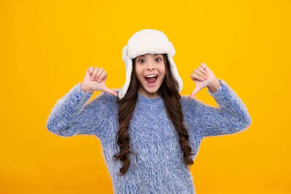 Menina Adolescente Moderna Usando Suéter Chapéu Malha Fundo Amarelo Isolado — Fotografia de Stock