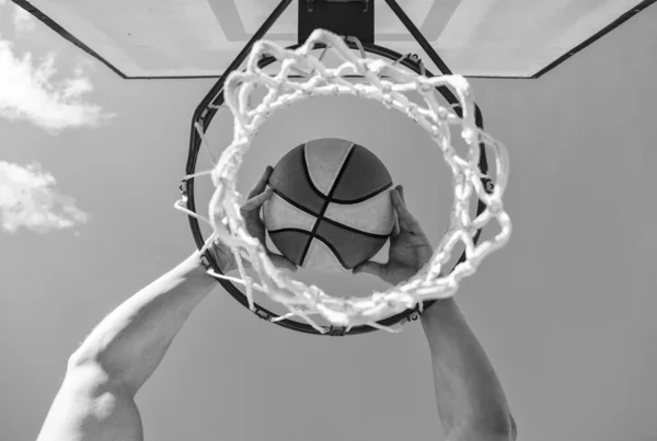 Professionele Speler Sportsucces Scoren Tijdens Basketbalwedstrijd Bovenaanzicht Van Bal Gaat — Stockfoto