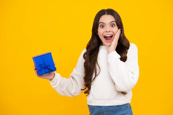 Aufgeregtes Teenager Mädchen Teenager Kind Mit Geschenkbox Geschenk Für Die — Stockfoto