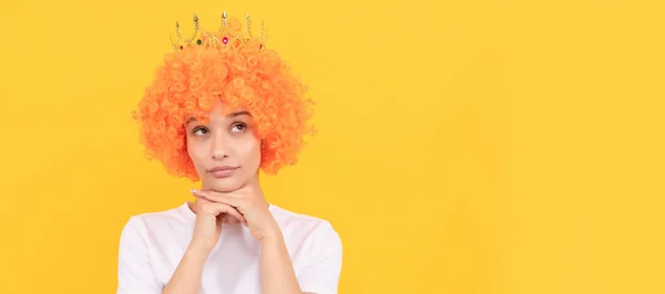 Egoistyczna Zabawna Dziewczyna Fantazyjnym Wyglądem Ubrana Pomarańczową Perukę Koronę Księżniczki — Zdjęcie stockowe