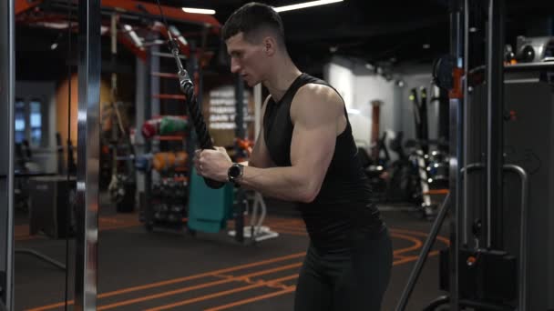Atleta Muscular Levantamento Peso Ginásio Esporte Atleta Esportivo Com Máquina — Vídeo de Stock