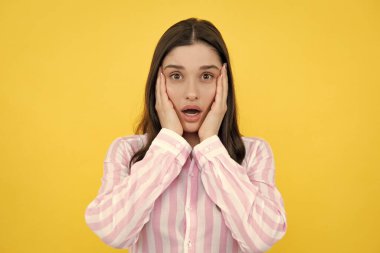 Ağzını açarak şaşırmış genç bir kadın. Heyecanlı, nefes nefese bir kızın portresi. Etkileyici yüz ifadeleri. Heyecanlı bir kadın yüzü. Heyecanlı kadın modeli