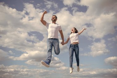 Kaygısız baba ve kız gökyüzüne atlıyor..