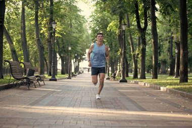 Spor giysileriyle koşan atletik sporcu..