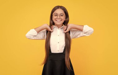 Görme. Vizyon düzeltmesi. Göz sağlığı. Optik göz merceği. Okula dönüyorum. Bilgi ve eğitim. Uzun saçlı çocuk inek gibi görünüyor. Akıllı çocuk. Komik genç kız gözlüklerinden bakıyor. görme keskinliği.