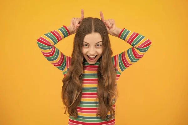 Izgatott Arc Vidám Érzelmek Egy Tinédzser Lánytól Gyönyörű Kislány Vicces — Stock Fotó