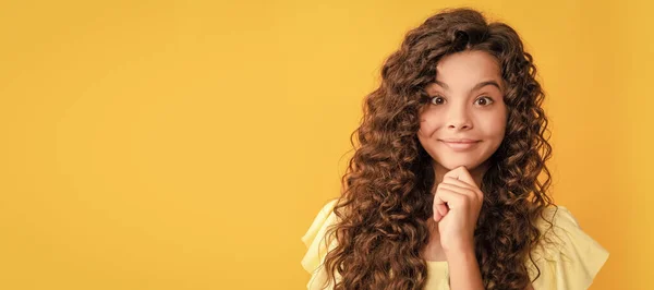 Smiling Teen Girl Long Curly Hair Perfect Skin Beauty Child — Fotografia de Stock