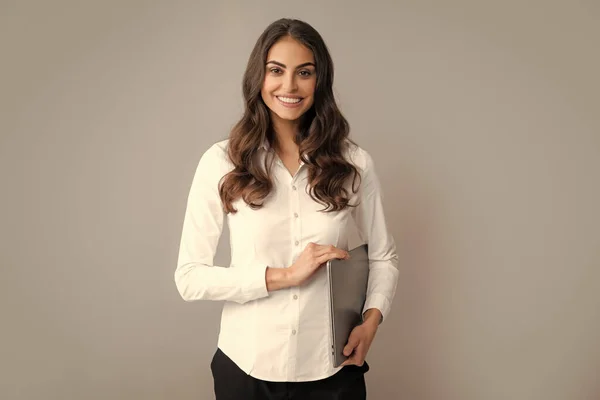 Portrét Mladé Podnikatelky Pomocí Notebooku Izolovaného Šedém Pozadí Obchodní Ženy — Stock fotografie