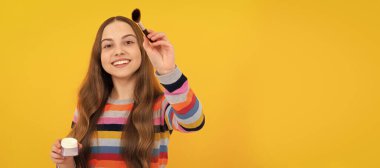 Mutluluk en iyi makyajdır. Makyaj fırçası tutan mutlu çocuk gülümsemesi. Güzellik sanatçısı. Güzel ol. Genç çocuklar için makyaj malzemeleri, poster tasarımı. Güzellik çocukları makyaj, fotokopi alanı ile pankart