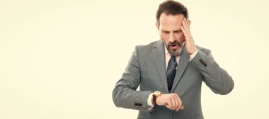 İnsan yüzü portresi, fotokopi alanı olan pankart. Yorgun, takım elbiseli, olgun girişimci. Beyazların izole edilmiş, fazla çalışan nöbetleri kontrol et.