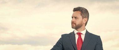 Takım elbiseli bir adam gökyüzü geçmişini kontrol ediyor..