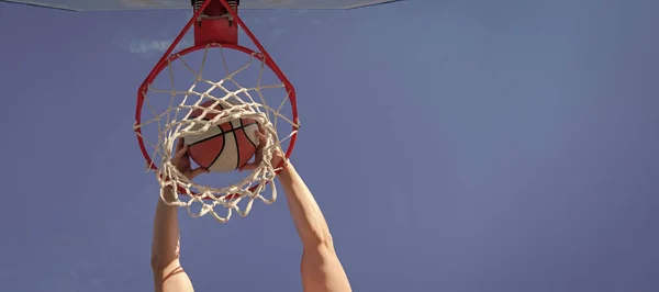 Glad Man Med Basket Planen Professionell Basketspelare Träning Utomhus Horisontell — Stockfoto