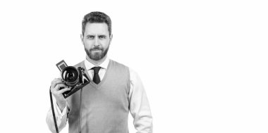 Geçmişe dönük kameralı gülümseyen adam beyaz arkaplanda izole edilmiş, kopyalama alanı, fotoshoot.