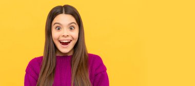 Şaşırmış genç kız. Çocuk yüzü, yatay poster, izole edilmiş genç kız portresi, fotokopi alanı olan pankart