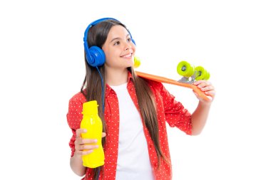 Kaykaylı su şişesi ve kulaklıklı genç hippi kız kaykaycı. Yaz çocukları trendi, şehirli ergen tarzı. Mutlu gülümseyen genç kızın portresi.