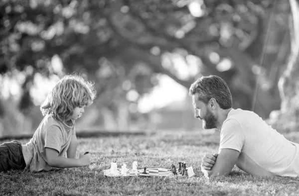 Ευτυχισμένη Οικογένεια Του Μπαμπά Και Του Γιου Παιδί Παίζουν Σκάκι — Φωτογραφία Αρχείου
