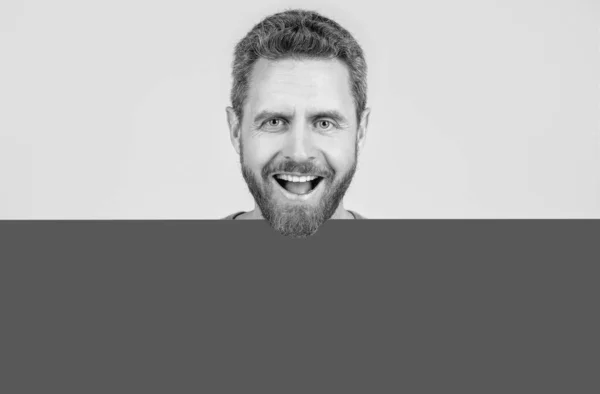 Счастливый Взрослый Бородатый Мужчина Бланшированным Розовым Бумажным Баннером Копировальным Местом — стоковое фото
