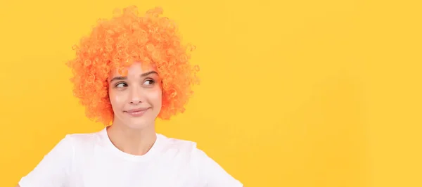 女性独立人脸肖像 横幅与复制空间 很有情调快乐的女士戴着假发 女人的头发是橙色的 是个小丑四月愚人节 — 图库照片